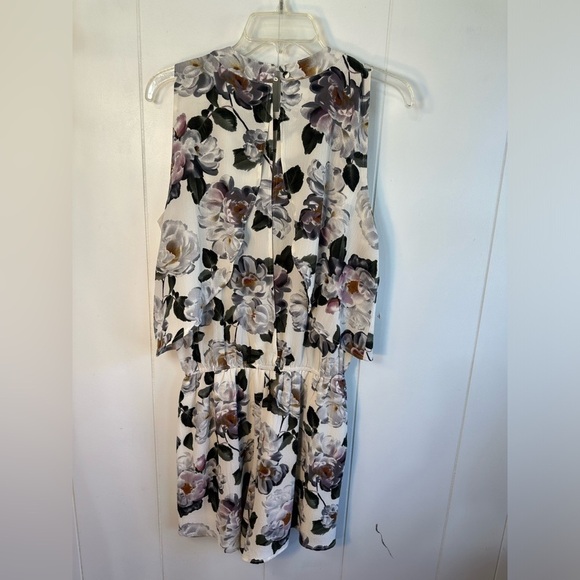 Umgee White Floral Women’s Romper Size Medium - Picture 3 of 9
